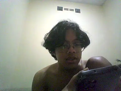 Snapshot of VERTSS2 chatting on November 20, 2025, 6:19 pm VERTSS2 online show from November 20, 2025, 6:19 pm