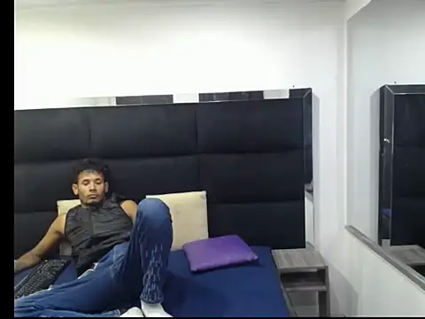 Straight latinX online show from November 30, 2025, 4:13 am