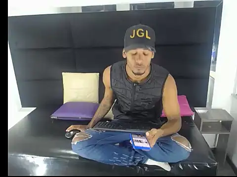 Straight latinX online show from November 29, 2025, 3:17 am