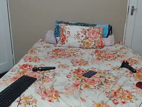 Kaylor4 online show from May 13, 2026, 2:40 am