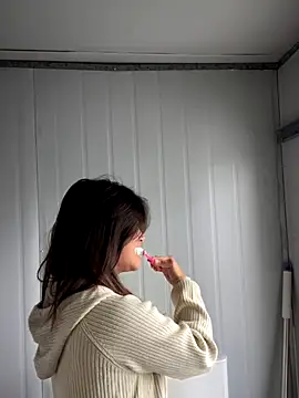 Toffee-00 online show from November 23, 2025, 6:23 am