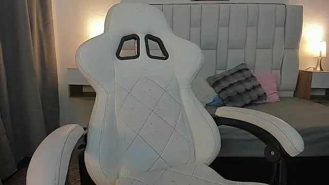 mask red girl online show from March 13, 2026, 1:16 pm