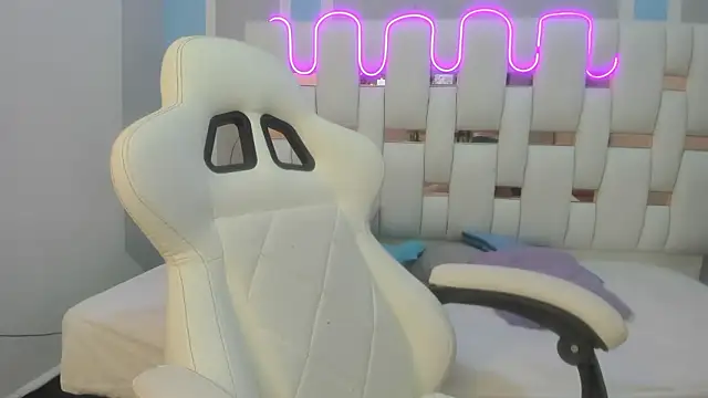 mask red girl online show from January 8, 2026, 12:11 pm