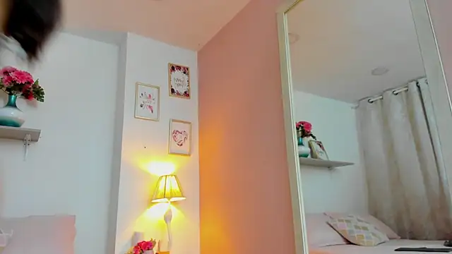 Snapshot of LauraRaider chatting on November 24, 2025, 8:53 pm LauraRaider online show from November 24, 2025, 8:53 pm