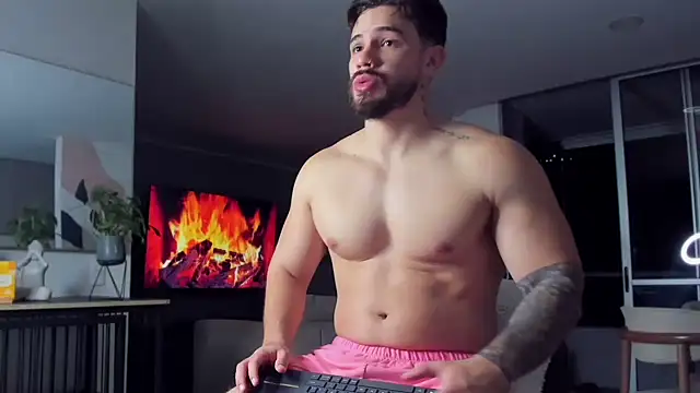 Valenthino Salvatore online show from April 16, 2026, 3:51 am