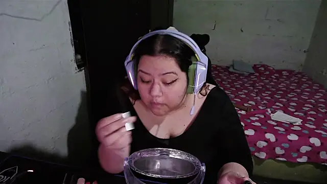 Snapshot of OppaichanUwU chatting on December 2, 2025, 1:06 am OppaichanUwU online show from December 2, 2025, 1:06 am