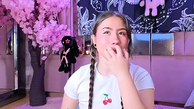 Naomistart online show from December 2, 2025, 8:43 pm