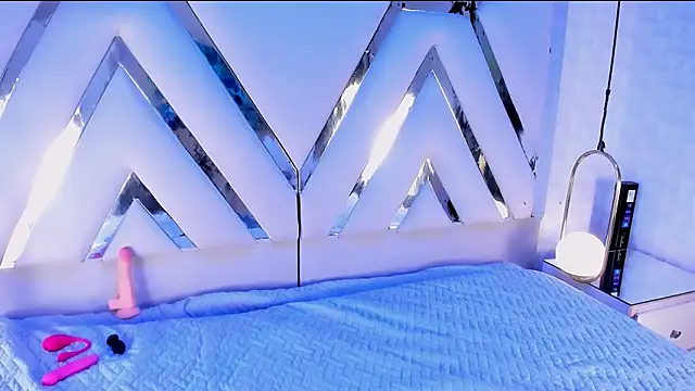 Violetbellarose1 online show from December 18, 2025, 8:01 pm