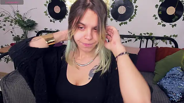 Snapshot of LiraBelle chatting on November 24, 2025, 3:28 am LiraBelle online show from November 24, 2025, 3:28 am