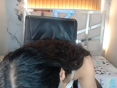 scarlethoneycf online show from December 22, 2025, 2:28 pm