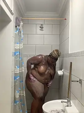 cuddlegiantbear online show from November 24, 2025, 5:46 pm