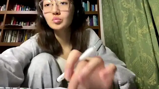 Snapshot of LinaClous chatting on December 16, 2025, 3:38 pm LinaClous online show from December 16, 2025, 3:38 pm