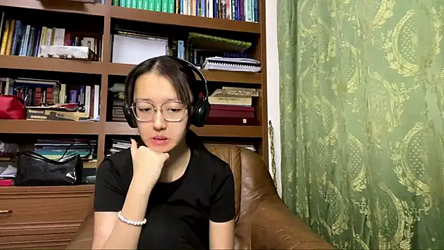 Snapshot of LinaClous chatting on January 7, 2026, 3:50 pm LinaClous online show from January 7, 2026, 3:50 pm