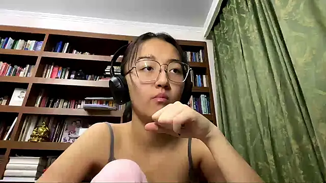 Snapshot of LinaClous chatting on January 15, 2026, 1:25 pm LinaClous online show from January 15, 2026, 1:25 pm