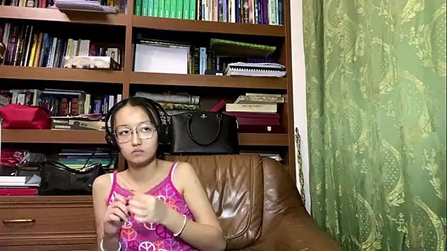 Snapshot of LinaClous chatting on January 8, 2026, 4:13 pm LinaClous online show from January 8, 2026, 4:13 pm