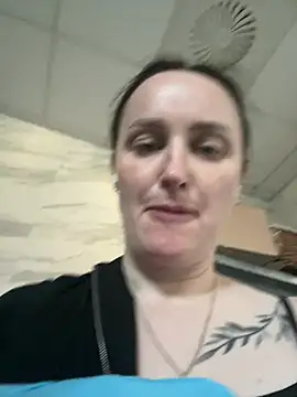 Snapshot of TomilaSi chatting on May 2, 2026, 4:12 pm TomilaSi online show from May 2, 2026, 4:12 pm