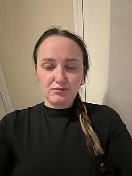 Snapshot of TomilaSi chatting on May 18, 2026, 11:53 pm TomilaSi online show from May 18, 2026, 11:53 pm