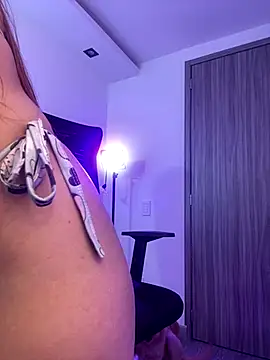 Snapshot of Im_Luu chatting on December 1, 2025, 4:57 am Im Luu online show from December 1, 2025, 4:57 am