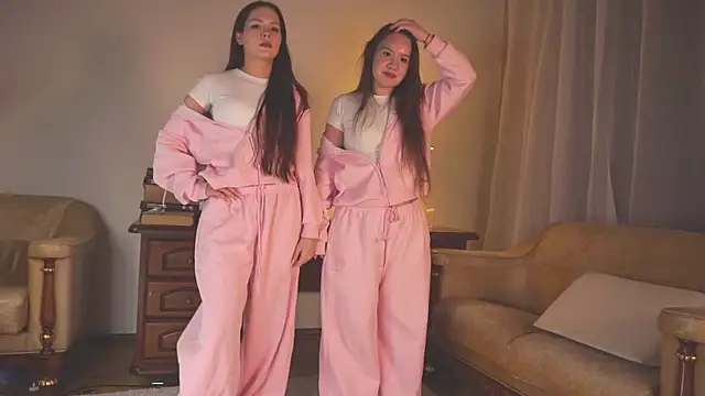 VirginiaRowe online show from November 25, 2025, 2:28 pm