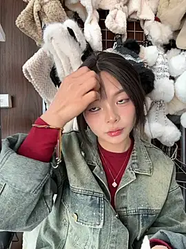 Yui-Ti online show from December 3, 2025, 4:57 am