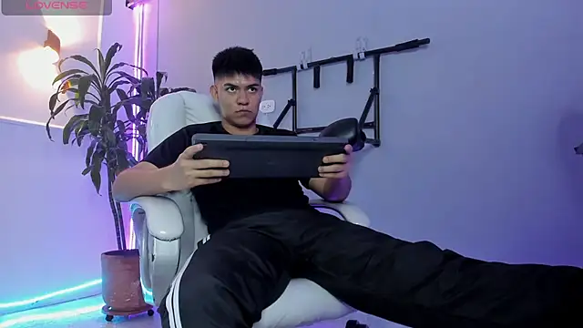 Paul 27  online show from November 26, 2025, 3:39 am