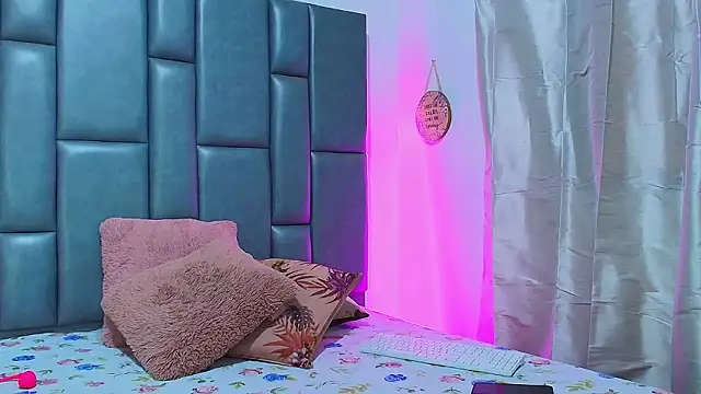 Snapshot of TashaNaughty4u chatting on January 18, 2026, 12:52 pm TashaNaughty4u online show from January 18, 2026, 12:52 pm