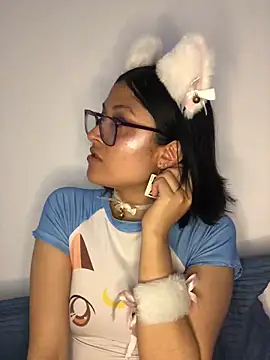 Snapshot of Winter_111 chatting on December 1, 2025, 12:22 am Winter 111 online show from December 1, 2025, 12:22 am