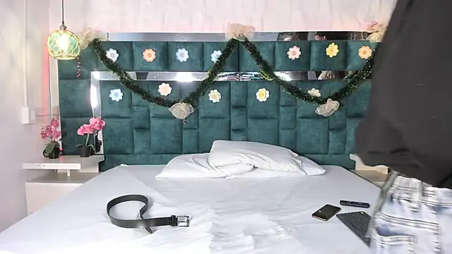  bonnyandclyde online show from December 15, 2025, 11:49 am