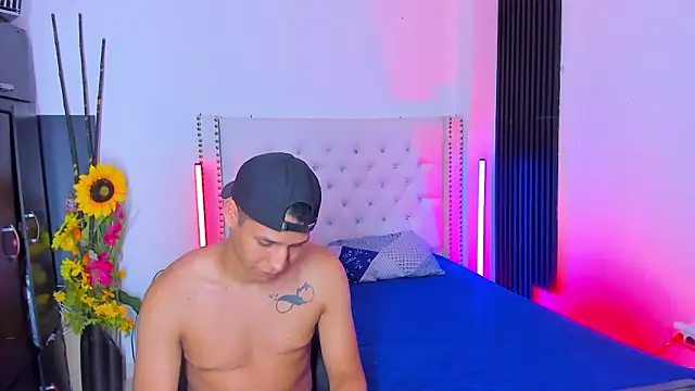 Bigcock Latin21 online show from December 13, 2025, 9:54 pm