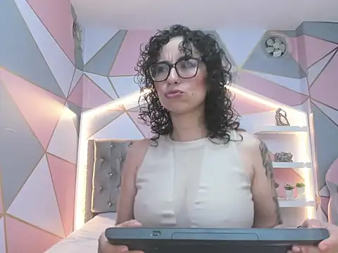 sarah sluty online show from November 28, 2025, 2:23 am