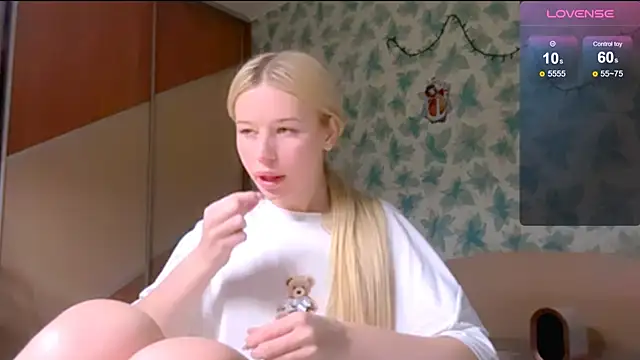 Snapshot of Barbie_Blondie chatting on April 17, 2026, 4:43 pm Barbie Blondie online show from April 17, 2026, 4:43 pm