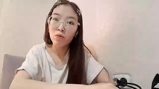 MollyTiger online show from December 4, 2025, 6:45 am