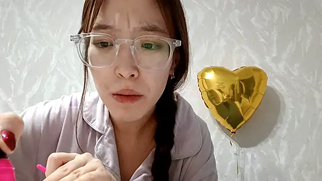 MollyTiger online show from December 17, 2025, 2:33 pm