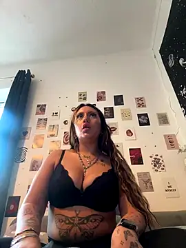 lunabaddie online show from November 26, 2025, 8:58 am