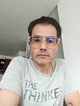 Snapshot of Fuegosutil chatting on November 30, 2025, 7:47 pm Fuegosutil online show from November 30, 2025, 7:47 pm