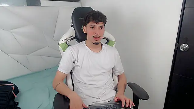 Snapshot of Yankeee_ chatting on November 28, 2025, 3:50 am Yankeee online show from November 28, 2025, 3:50 am