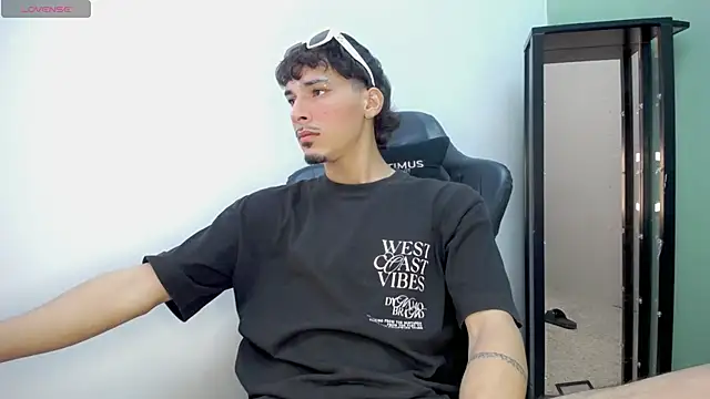 Snapshot of Yankeee_ chatting on December 1, 2025, 3:29 am Yankeee online show from December 1, 2025, 3:29 am