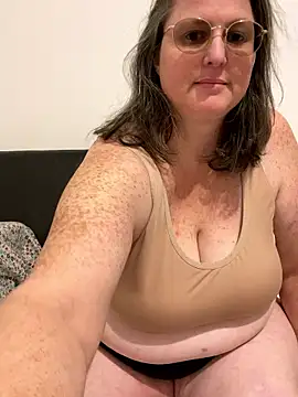 Snapshot of bea_french_curvy chatting on January 7, 2026, 9:42 pm bea french curvy online show from January 7, 2026, 9:42 pm