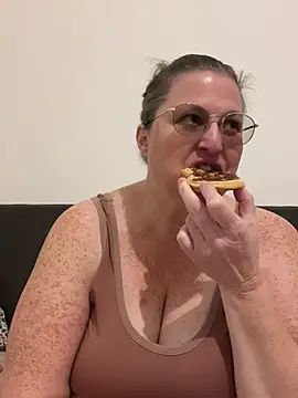 Snapshot of bea_french_curvy chatting on January 12, 2026, 6:31 am bea french curvy online show from January 12, 2026, 6:31 am