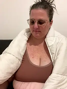 Snapshot of bea_french_curvy chatting on January 13, 2026, 7:40 pm bea french curvy online show from January 13, 2026, 7:40 pm