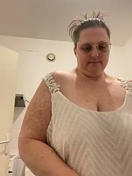 Snapshot of bea_french_curvy chatting on February 5, 2026, 9:10 pm bea french curvy online show from February 5, 2026, 9:10 pm