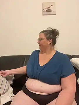 Snapshot of bea_french_curvy chatting on March 2, 2026, 8:49 pm bea french curvy online show from March 2, 2026, 8:49 pm