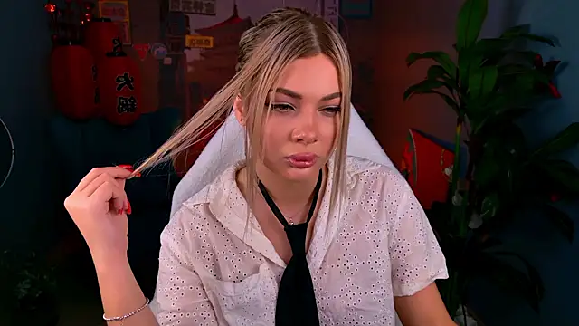 Snapshot of HyileyClark chatting on March 6, 2026, 9:26 am HyileyClark online show from March 6, 2026, 9:26 am