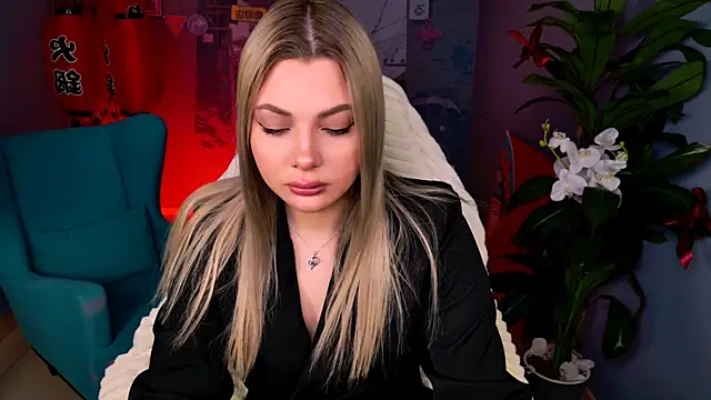 Snapshot of HyileyClark chatting on April 7, 2026, 7:43 am HyileyClark online show from April 7, 2026, 7:43 am