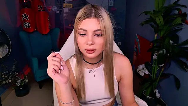 Snapshot of HyileyClark chatting on March 15, 2026, 11:17 am HyileyClark online show from March 15, 2026, 11:17 am