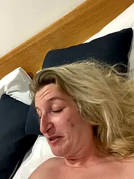 Snapshot of Skyme2713 chatting on December 3, 2025, 12:26 pm Skyme2713 online show from December 3, 2025, 12:26 pm