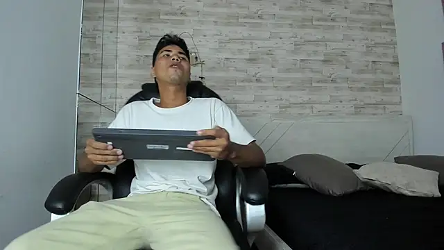 Snapshot of Simon_Pernia chatting on December 1, 2025, 7:04 pm Simon Pernia online show from December 1, 2025, 7:04 pm