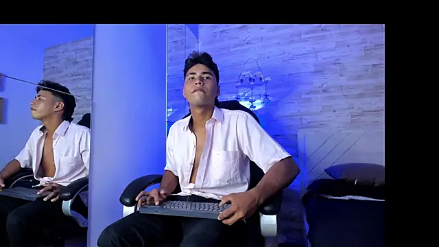 Snapshot of Simon_Pernia chatting on November 29, 2025, 7:14 pm Simon Pernia online show from November 29, 2025, 7:14 pm