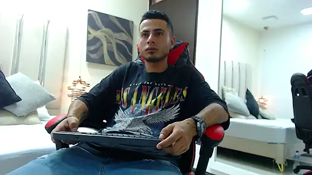 Snapshot of MatthewCullen chatting on December 1, 2025, 9:15 pm MatthewCullen online show from December 1, 2025, 9:15 pm