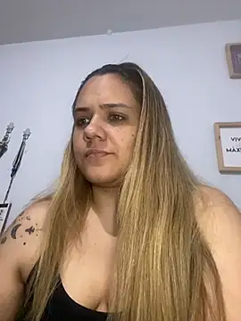 LoreinnFox online show from April 8, 2026, 3:52 am